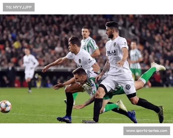 巴伦西亚梅斯塔利亚球场气氛热烈，主队韧性十足